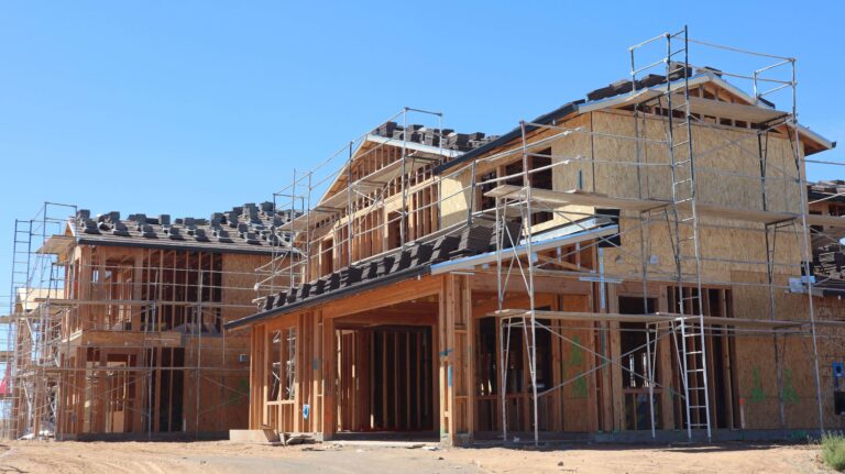 Foto von D Goug, moderne Hausbaustelle mit Gerüst